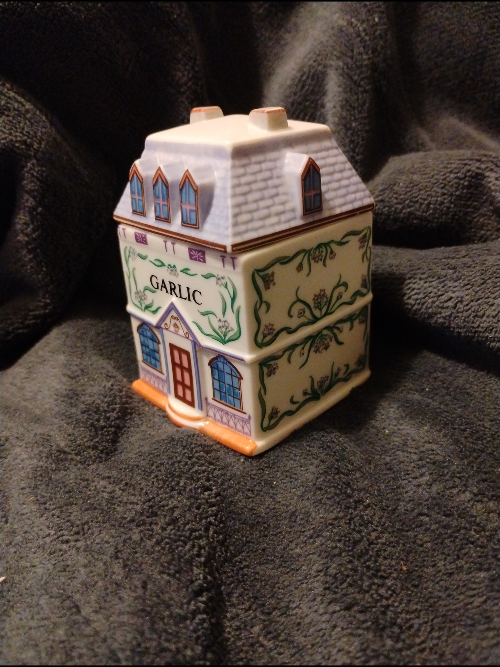 Mint 1989 Lenox Spice Village Garlic Spice Jar | Original Porcelain House & Lid - Picture 2 of 4